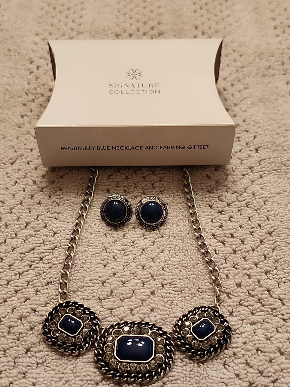 Avon Signature Collection Beautifully Blue Statement Necklace and Earrings 0213